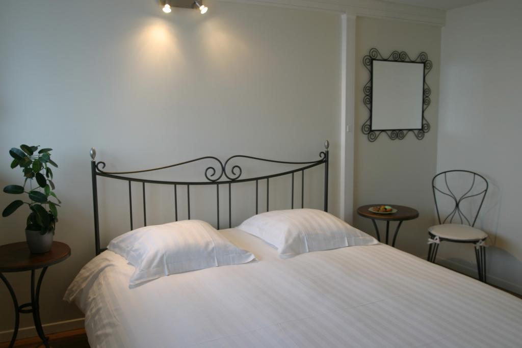 Hotel Pierre Blanche Chatillon-en-Michaille Rum bild